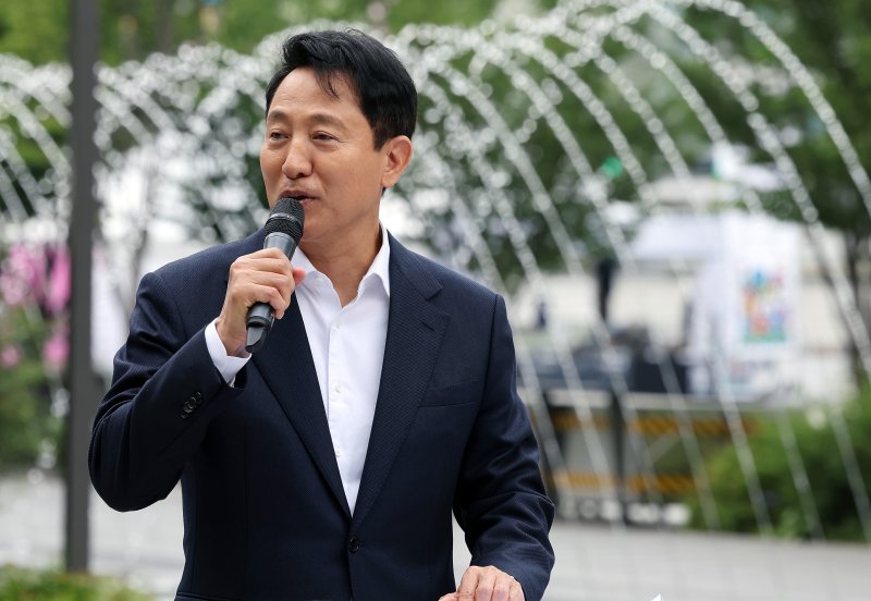 오세훈 서울시장이 8일 서울 종로구 광화문광장에서 유엔참전국 후손 교류캠프 참가자들을 초청해 감사의 정원 의미를 설명하고 있다. 2025.6.8/뉴스1 ⓒ News1 이동해 기자