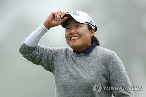 활짝 웃으며 홀아웃하는 이일희. (출처=연합뉴스)