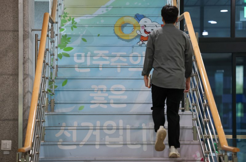제21대 대통령 선거가 하루 앞으로 다가온 2일 경기도 과천시 중앙선거관리위원회 로비에서 관계자가 드나들고 있다. 2025.6.2/뉴스1 ⓒ News1 박세연 기자