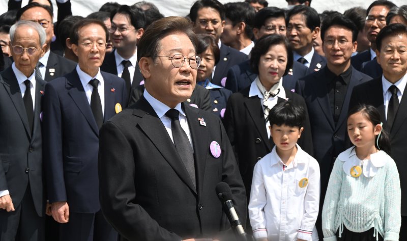 이재명 더불어민주당 대통령 후보가 18일 광주 북구 국립먹튀 없는 바카라 사이트민주묘지에서 열린 '제45주기 5·18 민주화운동기념식'에 참석한 뒤 취재진의 질의에 답하고 있다. 2025.5.18/뉴스1 ⓒ News1 국회사진취재단
