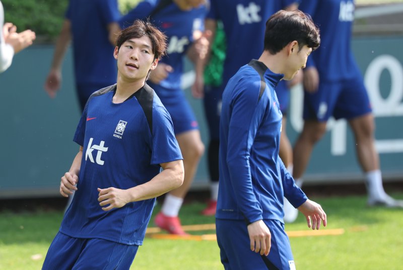 [파주=뉴시스] 황준선 기자 = 대한민국 축구 국가대표팀 주장 손흥민과 배준호가 8일 오후 경기 파주시 국가대표트레이닝센터(NFC)에서 훈련을 하고 있다.대한민국 축구 국가대표팀은 오는 10일 서울월드컵경기장에서 쿠웨이트와 2026 국제축구연맹(FIFA) 북중미 월드컵 아시아 지역 3차 예선 B조 최종 10차전을 치른다. 2025.06.08. hwang@newsis.com