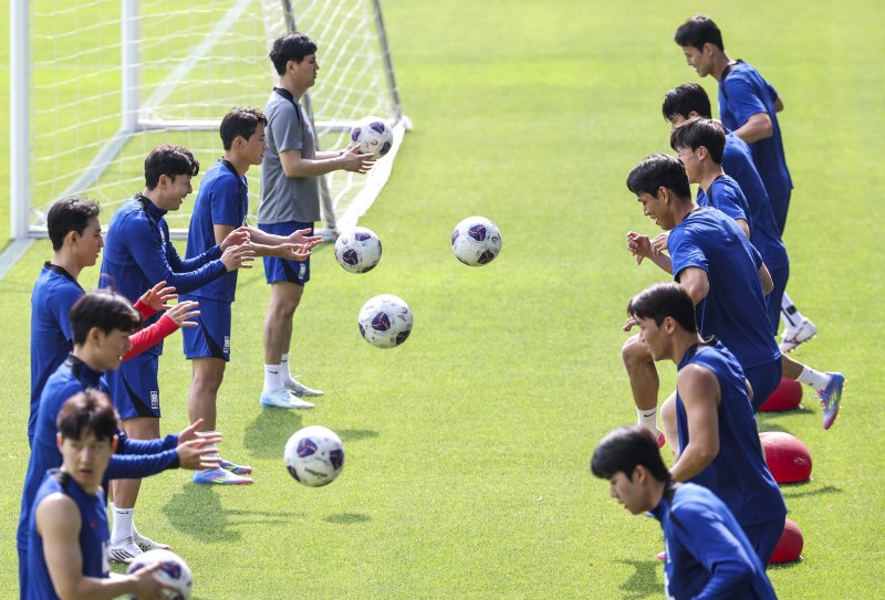 [파주=뉴시스] 황준선 기자 = 대한민국 축구 국가대표팀이 8일 오후 경기 파주시 국가대표트레이닝센터(NFC)에서 훈련을 하고 있다.대한민국 축구 국가대표팀은 오는 10일 서울월드컵경기장에서 쿠웨이트와 2026 국제축구연맹(FIFA) 북중미 월드컵 아시아 지역 3차 예선 B조 최종 10차전을 치른다. 2025.06.08. hwang@newsis.com