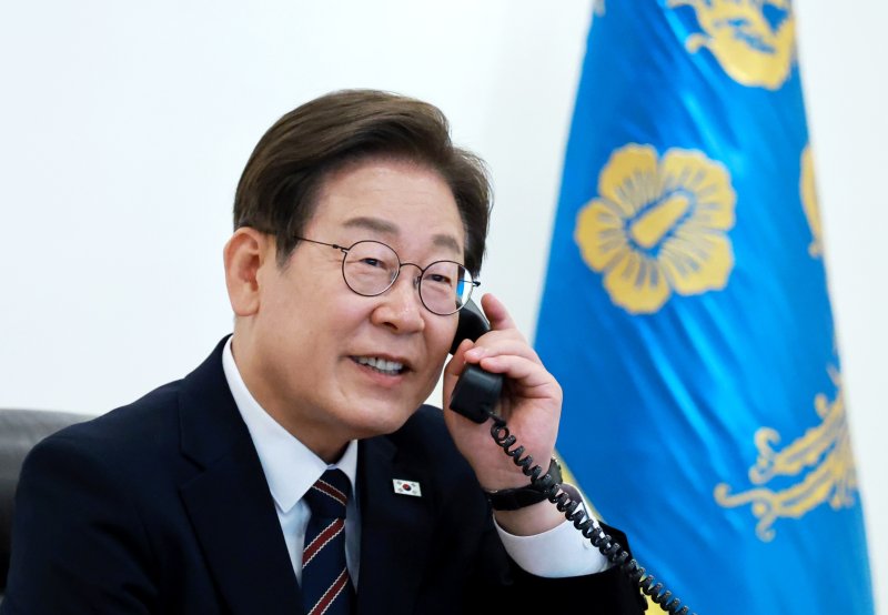 [서울=뉴시스] 고범준 기자 = 이재명 대통령이 9일 서울 용산구 대통령실 청사 집무실에서 이시바 시게루 일본 총리와 전화 통화를 위해 수화기를 들고 있다. 2025.06.09. bjko@newsis.com