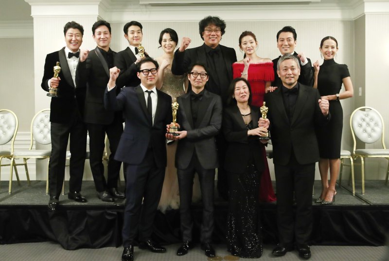 배우 송강호(왼쪽위부터 시계방향), 이선균, 최우식, 장혜진, 봉준호 감독, 박소담, 박명훈, 조여정, 이하준 미술감독, 곽신애 대표, 양진모 편집 감독, 한진원 작가/뉴스1 ⓒ News1
