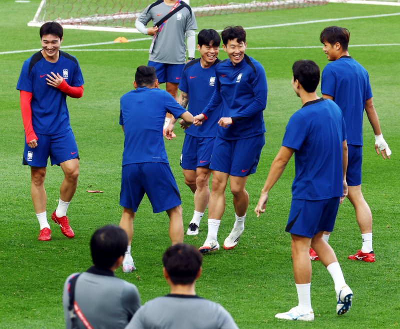 [서울=뉴시스] 박주성 기자 = 지난 9일 서울 마포구 서울월드컵경기장에서 대한민국 축구대표팀 손흥민과 선수들이 내일 있을 2026 국제축구연맹(FIFA) 북중미 월드컵 아시아 3차 예선 조별리그 B조 10차전 쿠웨이트전을 대비해 훈련을 하고 있다. 2025.06.09. park7691@newsis.com