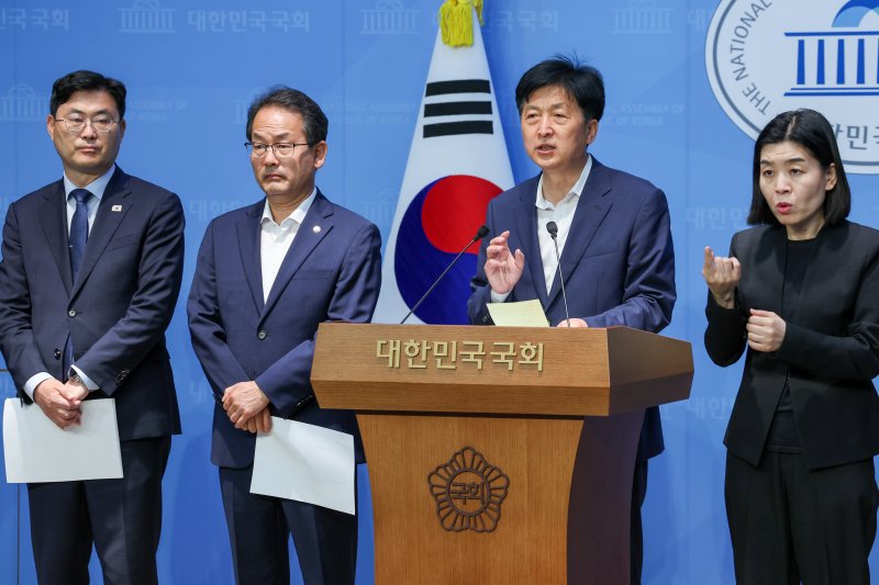 오기형 더불어민주당 대한민국 주식시장 활성화 TF 단장을 비롯한 의원들이 5일 서울 여의도 국회 소통관에서 상법 바카라 에볼루션 재추진 관련 기자회견을 하고 있다. 2025.6.5/뉴스1 ⓒ News1 안은나 기자