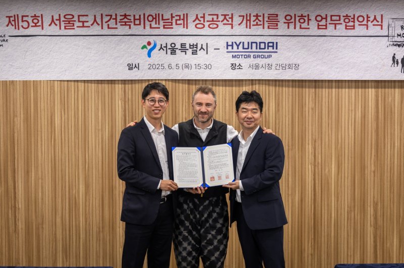 [바카라 게임=뉴시스] (왼쪽부터) 안중욱 바카라 게임시 미래공간담당관, 토마스 헤더윅 총감독, 홍래욱 현대차그룹 글로벌 디자인매니지먼트팀 상무. 2025.06.10. (사진=바카라 게임시 제공) *재판매 및 DB 금지