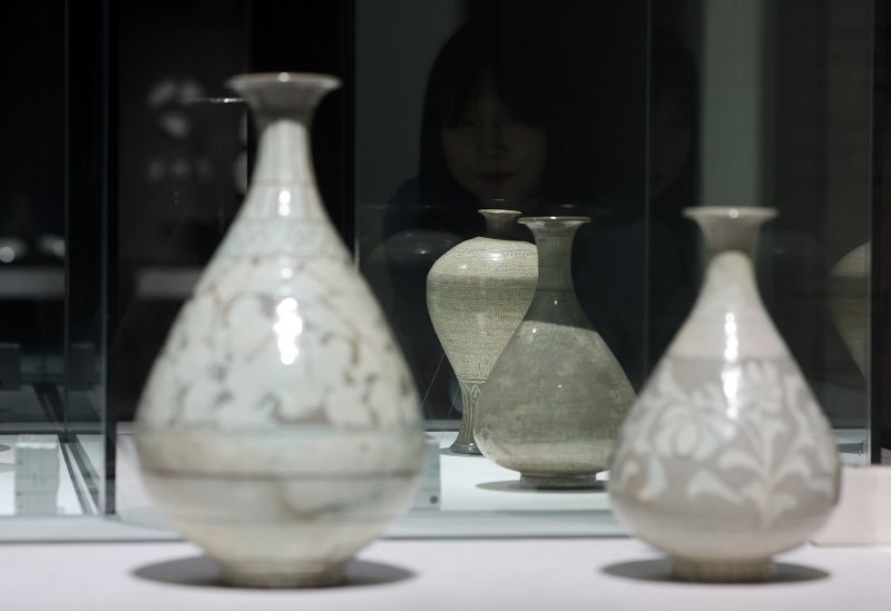 7일 서울 용산구 국립중앙스피드 바카라 사이트에서 열린 '새 나라 새 미술:조선 전기 미술 대전' 특별전에서 관람객들이 전시를 살펴보고 있다. 국립중앙박물관 용산 개관 20주년을 맞이해 열린 이번 특별전은 조선이라는 새로운 나라의 시작과 함께 꽃핀 15~16세기 미술의 정수를 한 자리에 모은 대규모 기획이다. 전시는 오는 8월 31일까지 열린다. 2025.6.9/뉴스1 ⓒ News1 이동해 기자