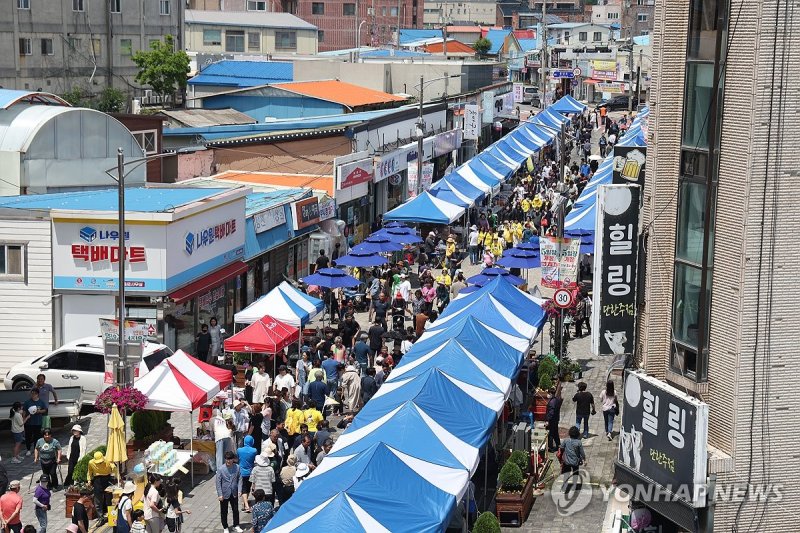 35년 만에 부활한 태안 오일장 인산인해 (출처=연합뉴스)