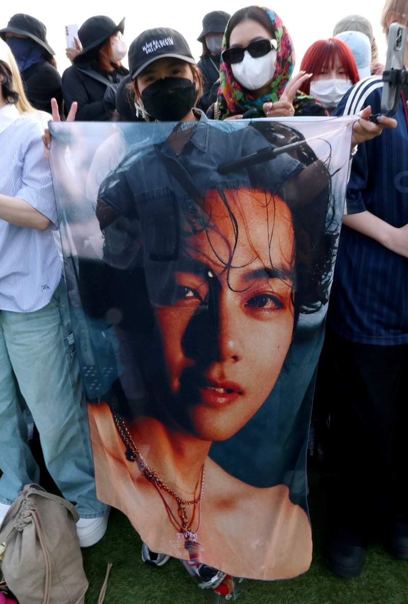 "브라질에서 이틀 전 한국 와"…BTS RM·뷔 제대 현장 찾은 해외 아미, 눈물 글썽