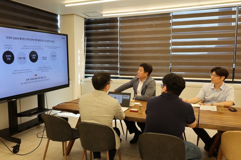 김영신 중소기업기술정보진흥원 원장이 바카라사이트 검증를 방문해 간담회를 진행하고 있다.(중소기업기술정보진흥원 제공)