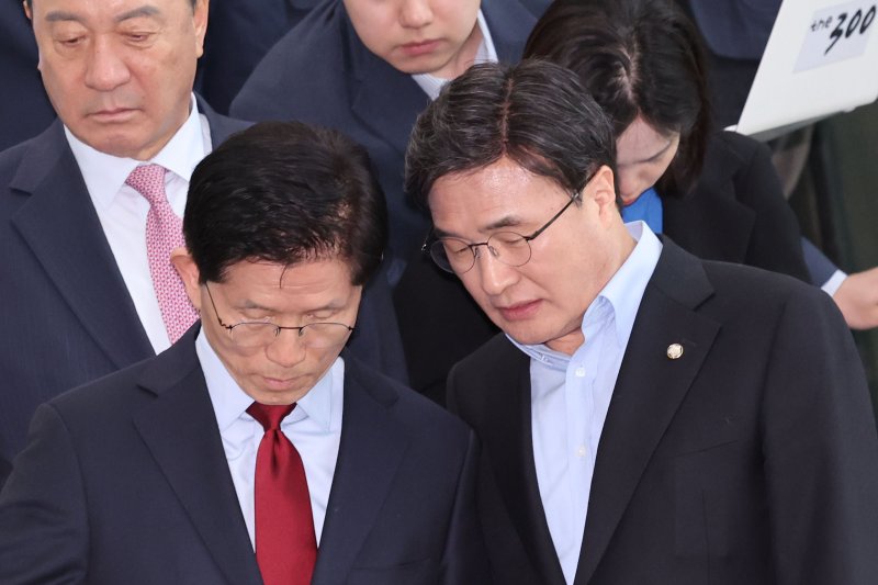 [경주=뉴시스] 권창회 기자 = 김문수 국민의힘 대선 후보가 지난달 6일 경북 경주시 HICO 미디어센터에서 바카라 사이트 먹튀 의원과 대화하고 있다. 2025.05.06. kch0523@newsis.com