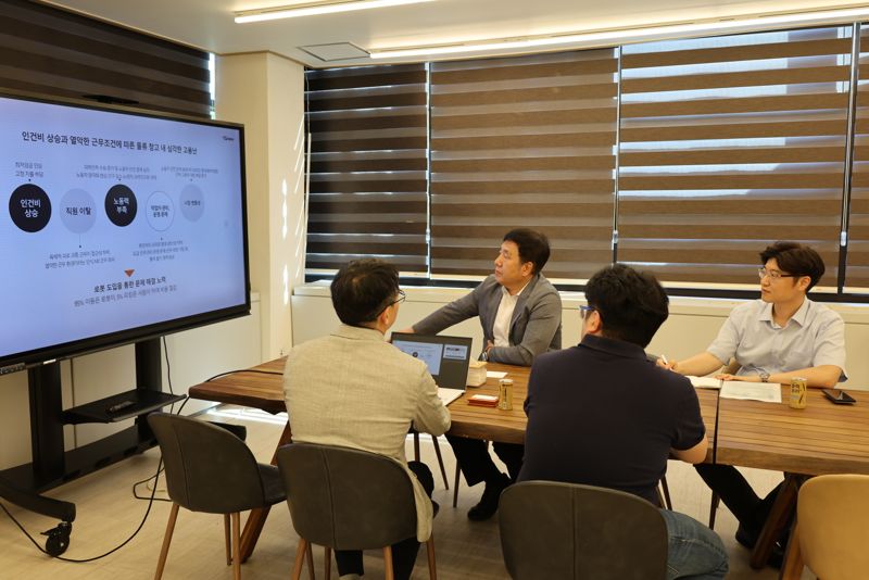 김영신 중소기업기술정보진흥원 원장(뒷줄 왼쪽)이 지난 9일 대전 트위니 본사에서 천영석 트위니 대표이사(앞줄 왼쪽) 등 관계자들과 기업 방문 간담회를 진행하고 있다. 중소기업기술정보진흥원 제공
