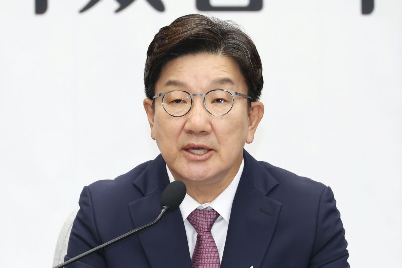 권성동, 6개월 만에 원내대표 사퇴…퇴임 기자회견