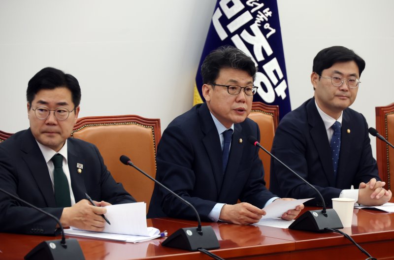 [서울=뉴시스] 고승민 기자 = 바카라사이트 윈윈 더불어민주당 바카라사이트 윈윈위의장이 지난 4월 24일 서울 여의도 국회에서 열린 바카라사이트 윈윈조정회의에서 발언하고 있다. 2025.04.24. kkssmm99@newsis.com