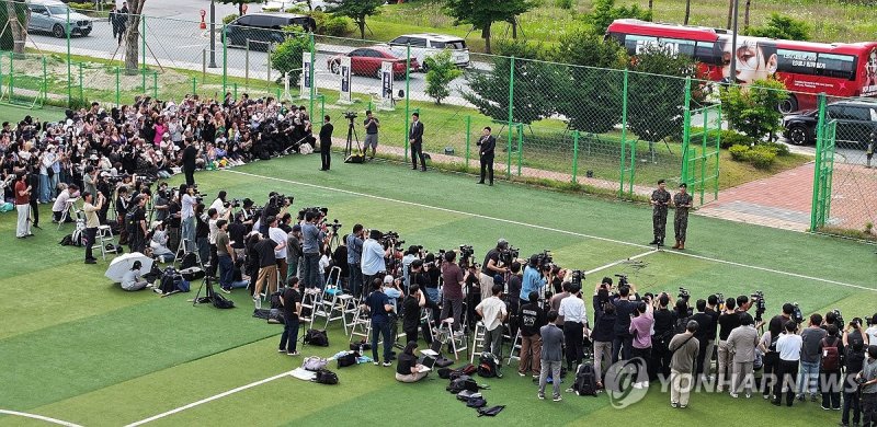 전역 후 팬들 만난 BTS 뷔·RM (출처=연합뉴스)