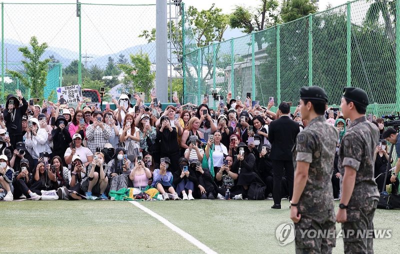 BTS 뷔·RM, 전역 신고합니다 (출처=연합뉴스)