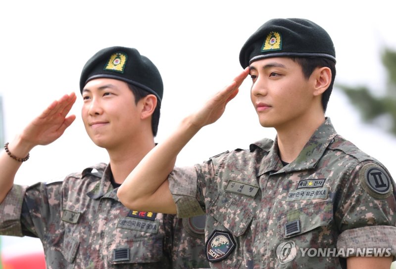 만기 전역한 BTS 뷔·RM (출처=연합뉴스)