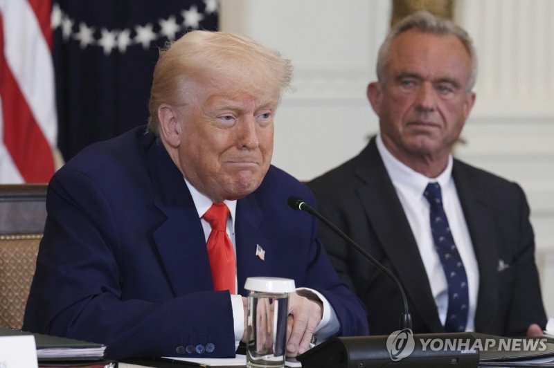 '백신 음모론자' 美보건장관, CDC 자문위원 전원 해임 (출처=연합뉴스)