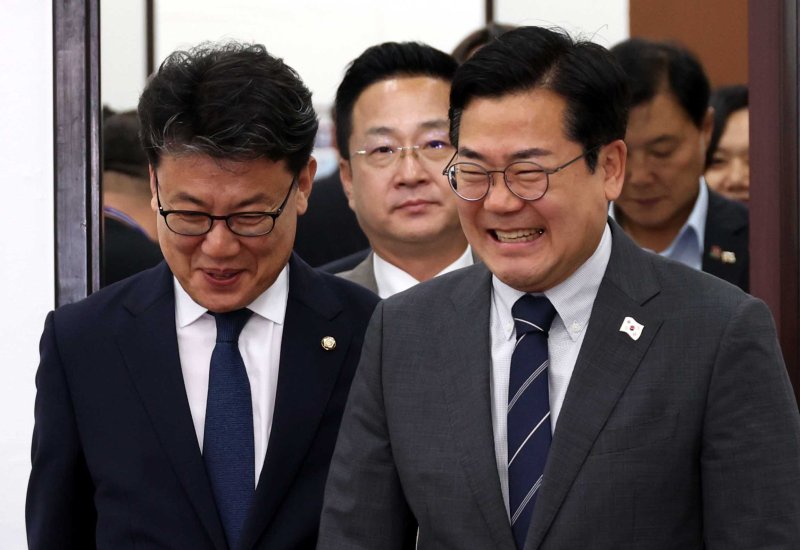 박찬대 더불어민주당 당대표 직무대행 겸 원내대표(오른쪽)와 진성준(왼쪽) 정책위의장이 10일 서울 여의도 국회에서 열린 원내대책회의에 참석하고 있다. 뉴시스