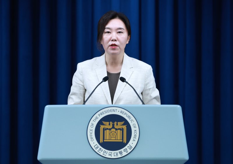 [서울=사설 바카라] 고범준 기자 = 강유정 대변인이 10일 서울 용산구 사설 바카라실 브리핑룸에서 국민추천제 관련 브리핑을 하고 있다. 2025.06.10. bjko@newsis.com