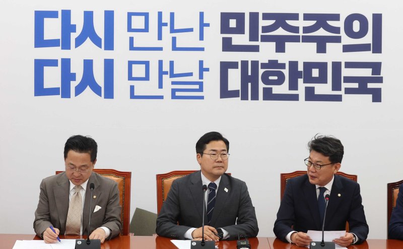 [서울=뉴시스] 조성봉 기자 = 진성준 더불어민주당 정책위의장이 10일 오전 서울 여의도 국회에서 열린 원내대책회의에서 발언하고 있다.왼쪽부터 박성준 원내운영수석부대표, 박찬대 더불어민주당 당대표 직무대행 겸 원내대표, 진성준 정책위의장. 2025.06.10. suncho21@newsis.com <저작권자ⓒ 공감언론 뉴시스통신사. 무단전재-재배포 금지. alt=