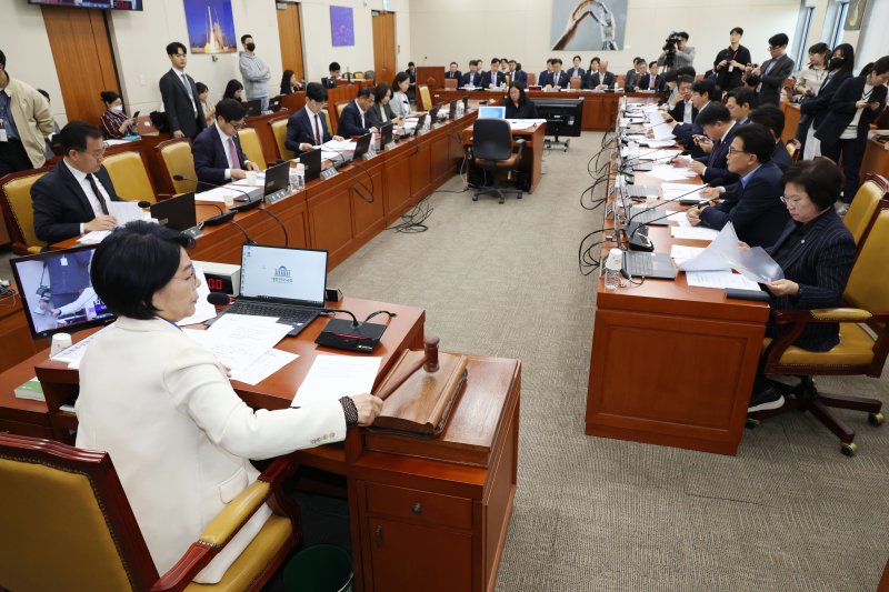최민희 국회 바카라 사이트 디시원장이 지난 4월 23일 오전 서울 여의도 국회에서 열린 과학기술정보바카라 사이트 디시통신위원회 전체회의에서 추가경정예산안 등 안건을 상정하고 있다. 사진=뉴스1