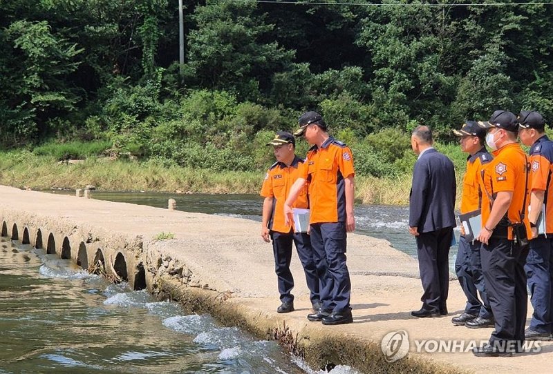 물놀이 사고 현장 점검하는 소방대원 (출처=연합뉴스)
