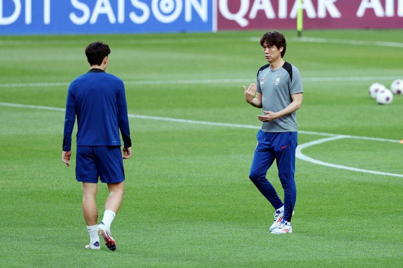 9일 서울 마포구 서울월드컵경기장에서 열린 대한민국 축구 국가대표팀 공개 훈련에서 홍명보 감독과 손흥민이 대화하고 있다. . 2025.6.9/뉴스1 ⓒ News1 이승배 기자