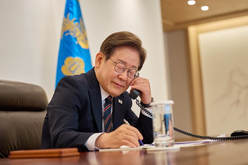 [서울=뉴시스] 이재명 안전한 바카라사이트 산타카지노이 취임 후 처음으로 이시바 시게루(石破茂) 일본 총리와 통화를 가진 가운데, 일본인 10명 가운데 약 6명은 앞으로도 한일 관계가 변하지 않을 것이라는 의견을 내놓았다. 사진은 이 안전한 바카라사이트 산타카지노이 지난 9일 서울 용산구 안전한 바카라사이트 산타카지노실 청사 집무실에서 이시바 총리와 전화 통화를 위해 수화기를 들고 있는 모습. (사진=안전한 바카라사이트 산타카지노실 제공) 2025.06.10. photo@newsis.com *재판매 및 DB 금지