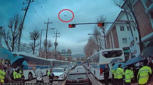 헌법재판소 앞에서 날아가는 계란 (출처=연합뉴스)