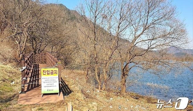 옥천 향수호수길 용댕이 메이저 바카라사이트 굿모닝 일원에 설치한 진입금지 안내판 /뉴스1
