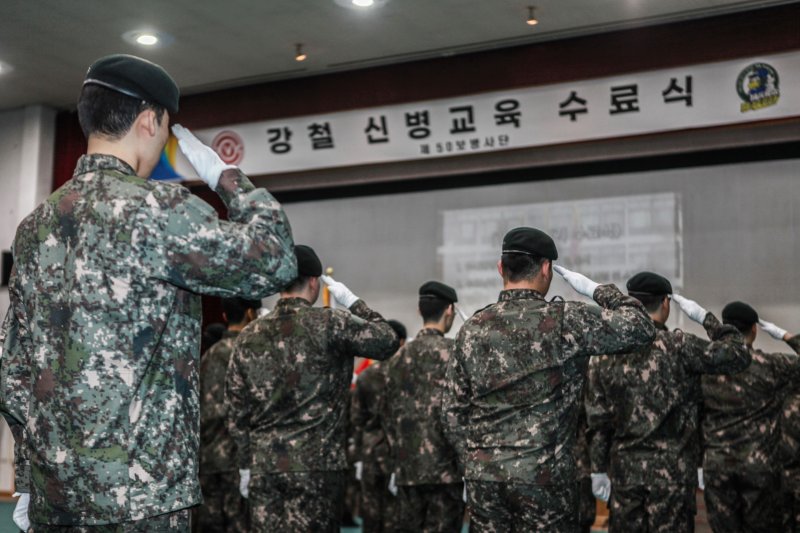 [대구=뉴시스] 육군 제50보병사단은 24일 사단 사령부 강철체육관에서 새해 첫 기수 수료식을 열었다. (사진=육군 제50보병사단 제공) 2025.01.24. photo@newsis.com *재판매 및 DB 금지