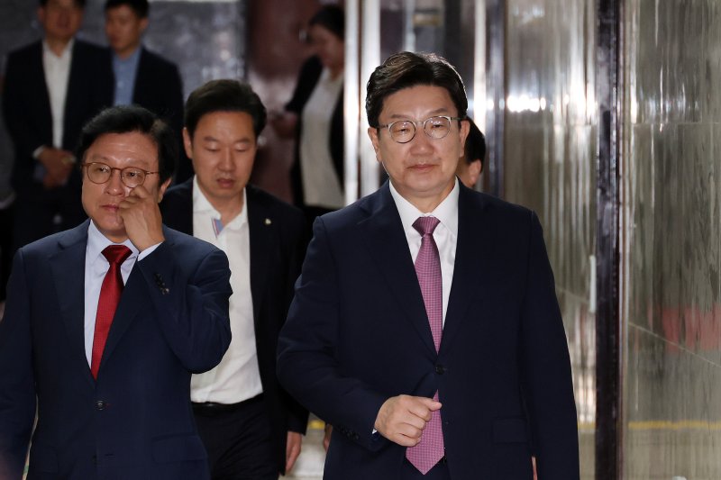 [서울=뉴시스] 조성우 기자 = 권성동 국민의힘 원내대표가 10일 오전 서울 여의도 국회에서 열린 원내대책회의에 참석하고 있다. 2025.06.10. xconfind@newsis.com