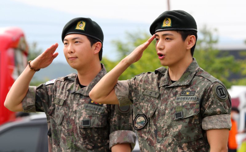 아미 곁으로 돌아온 BTS RM·뷔, 칼각 경례… "기다려주셔서 감사하다" [뉴시스Pic]