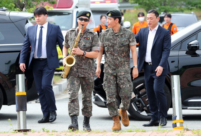 아미 곁으로 돌아온 BTS RM·뷔, 칼각 경례… "기다려주셔서 감사하다" [뉴시스Pic]
