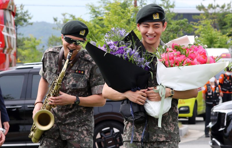 아미 곁으로 돌아온 BTS RM·뷔, 칼각 경례… "기다려주셔서 감사하다" [뉴시스Pic]