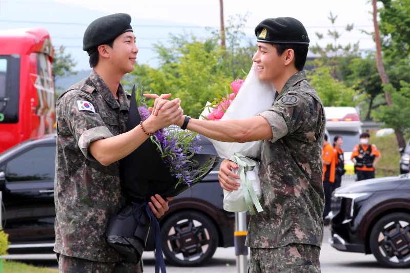 아미 곁으로 돌아온 BTS RM·뷔, 칼각 경례… "기다려주셔서 감사하다" [뉴시스Pic]