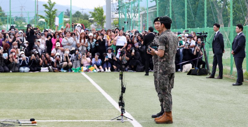 아미 곁으로 돌아온 BTS RM·뷔, 칼각 경례… "기다려주셔서 감사하다" [뉴시스Pic]