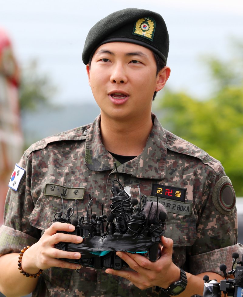 아미 곁으로 돌아온 BTS RM·뷔, 칼각 경례… "기다려주셔서 감사하다" [뉴시스Pic]