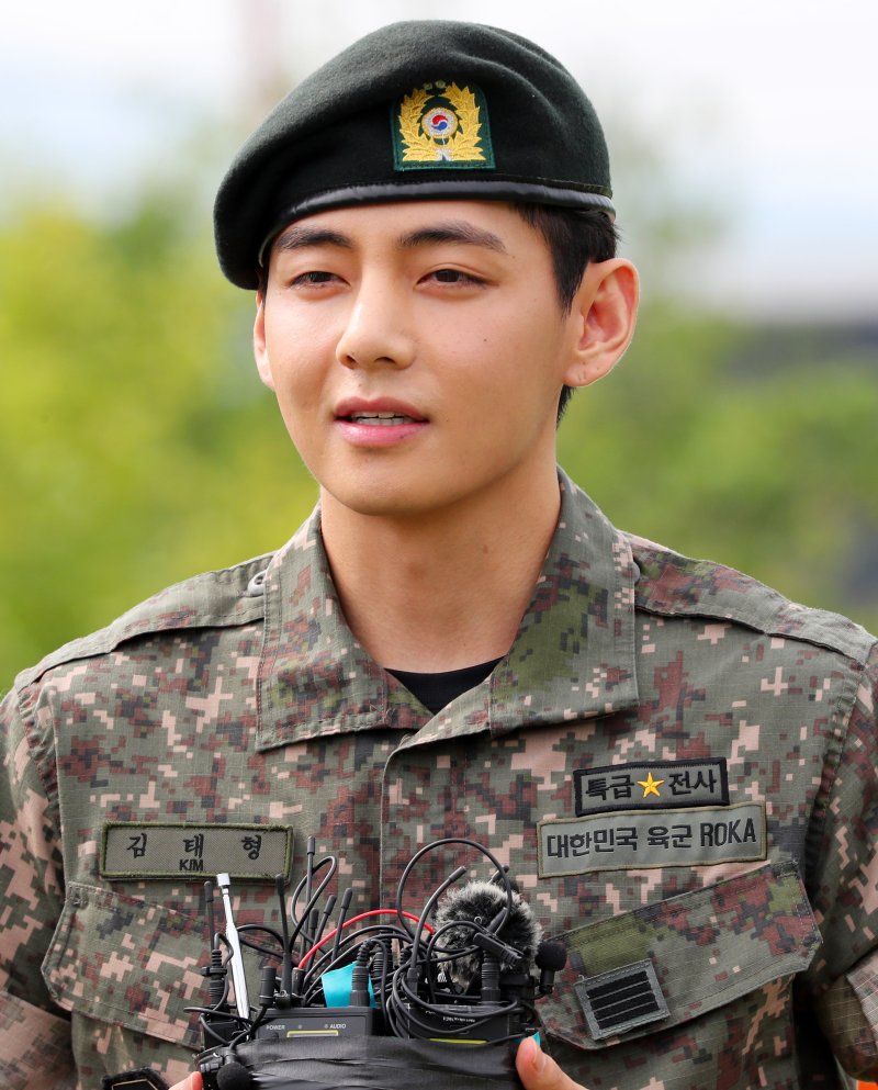 아미 곁으로 돌아온 BTS RM·뷔, 칼각 경례… "기다려주셔서 감사하다" [뉴시스Pic]
