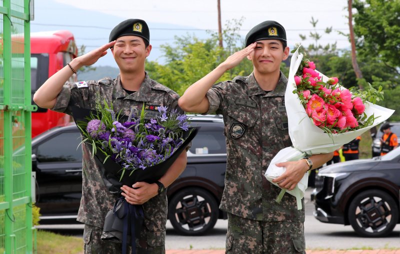 아미 곁으로 돌아온 BTS RM·뷔, 칼각 경례… "기다려주셔서 감사하다" [뉴시스Pic]