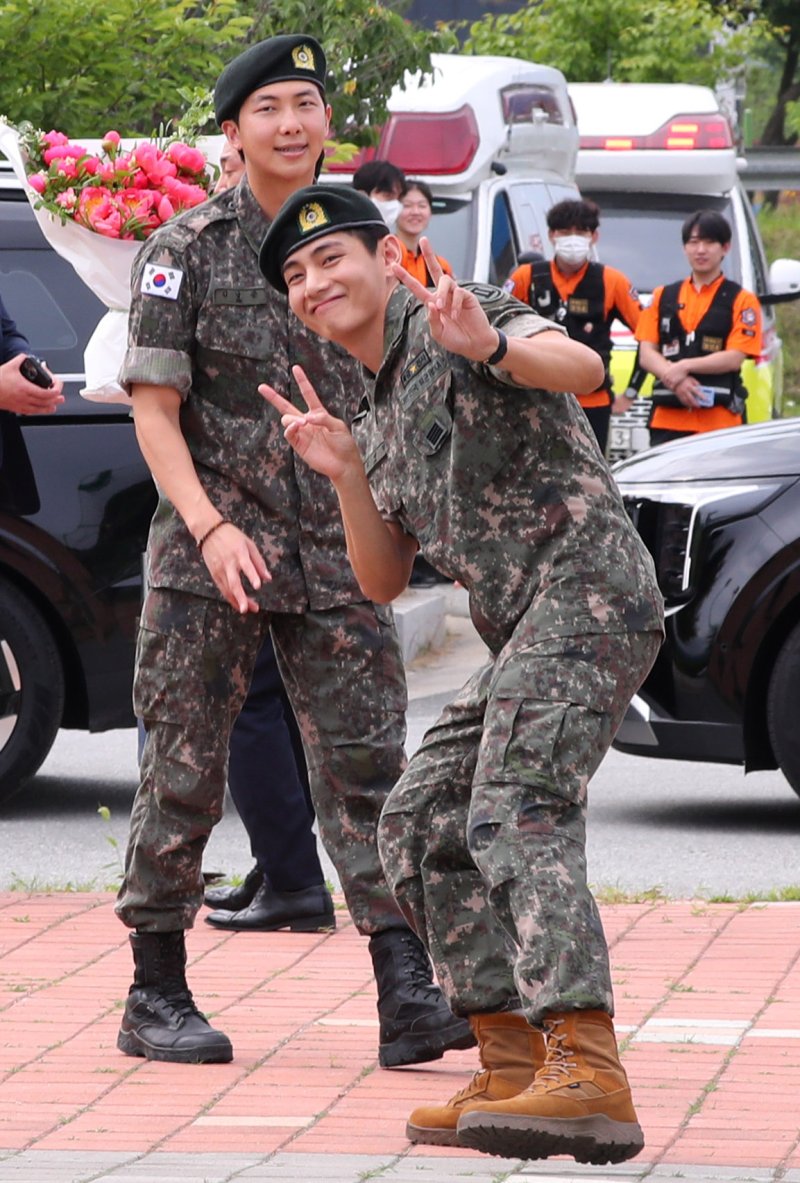 아미 곁으로 돌아온 BTS RM·뷔, 칼각 경례… "기다려주셔서 감사하다" [뉴시스Pic]