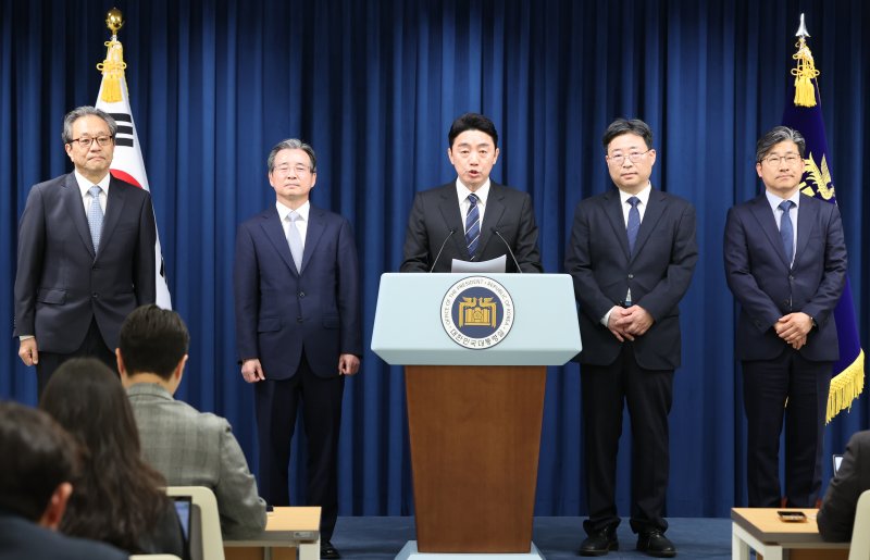강훈식 대통령 비서실장이 지난 6일 서울 용산구 대통령실 청사에서 수석비서관 인선 발표을 하고 있다. 왼쪽부터 문진영 사회수석, 김용범 정책실장, 강 비서실장, 하준경 바카라사이트 벳위즈바카라사이트 벳위즈수석, 류덕현 수석급 재정기획보좌관. 2025.6.6/뉴스1 ⓒ News1 허경 기자