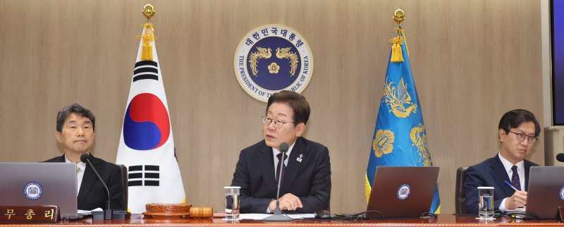 이재명 대통령, 국무회의 주재 (서울=연합뉴스) 한상균 기자 = 이재명 대통령이 10일 서울 용산 대통령실에서 열린 국무회의에서 발언하고 있다. 2025.6.10 xyz@yna.co.kr (끝)