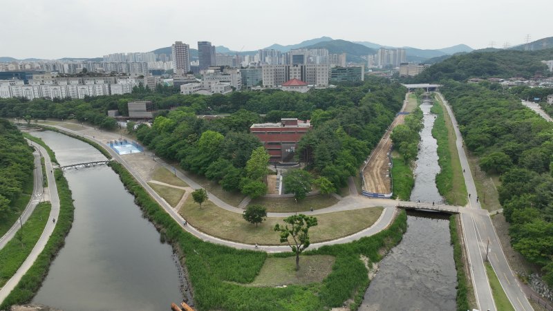 [성남=뉴시스] 탄천과 동막천 합류 지점에 있는 성남 두물길 전경 (사진=성남시 제공) 2025.06.10.photo@newsis.com