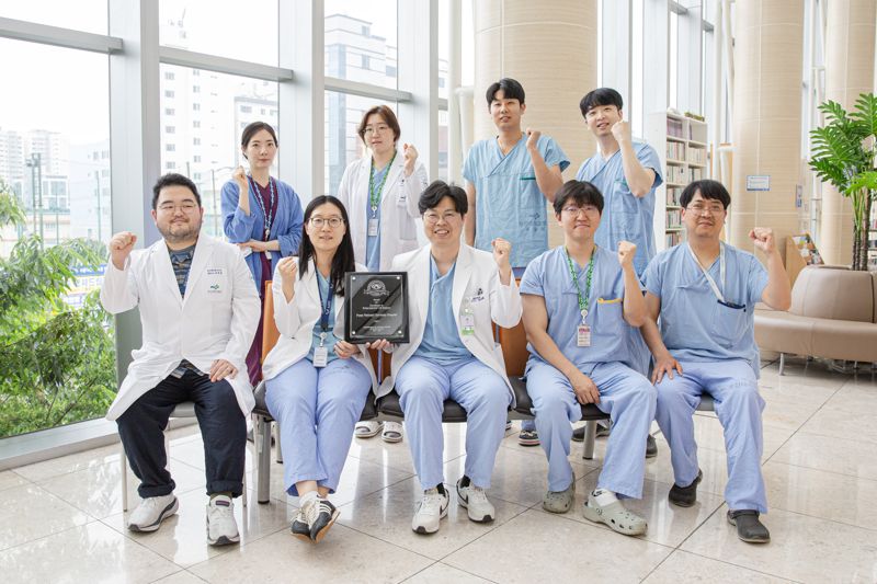 가상 바카라가상 바카라 ECMO팀이 ELSO 플래티넘 센터 인증을 기념해 가상 바카라에서 단체 사진을 촬영하고 있다. 가상 바카라가상 바카라 제공