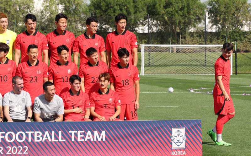 [도하(카타르)=뉴시스] 조성우 기자 = 대한민국 축구대표팀 오현규(오른쪽)가 16일(현지시간) 오전 카타르 도하 알 에글라 트레이닝센터에서 단체사진 촬영을 마친 뒤 이동하고 있다. 2022.11.16. xconfind@newsis.com