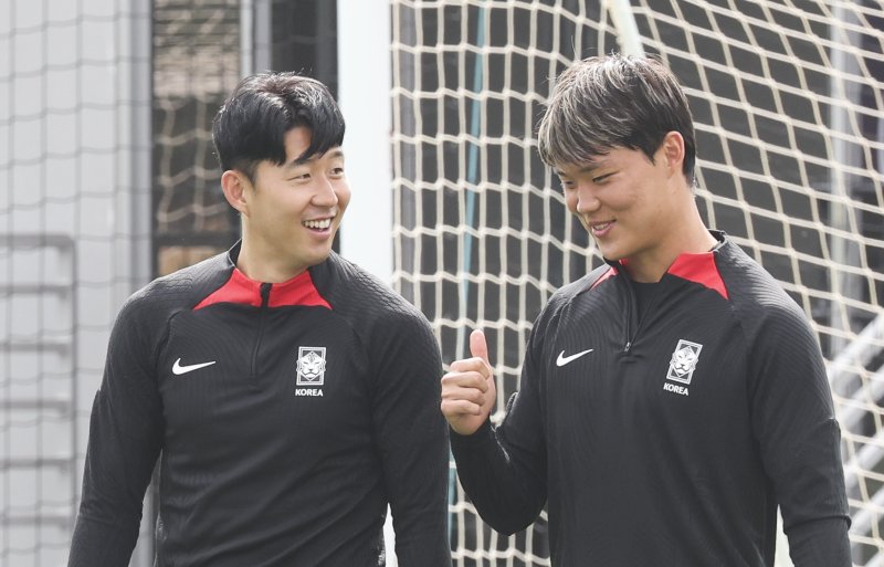 [도하(카타르)=뉴시스] 김근수 기자 = 대한민국 축구대표팀 손흥민과 오현규가 27일(현지시간) 카타르 도하 알에글라 트레이팅 센터에서 회복훈련을 하고 있다. 2024.01.27. ks@newsis.com