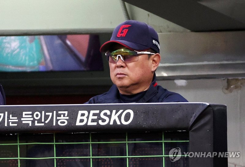 경기 지켜보는 김태형 감독.연합뉴스